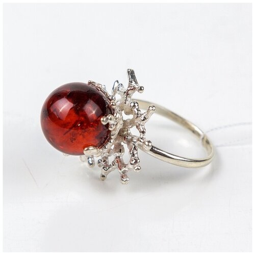 Стильное серебряное кольцо с вишневым янтарем 'Коралл'